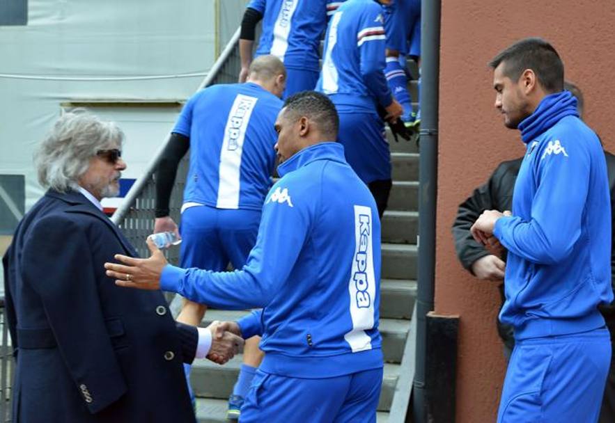 Stretta di mano tra il presidente e il camerunese ex di Inter, Barcellona e Chelsea. Pegaso